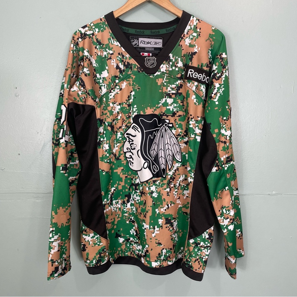 VTG CCM Reebok Chicago Blackhawks Brandon‎ Saad Jersey Camo Veterans Sz 48 NHL